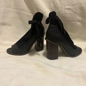 Cute open toe booties with tie for adjusting to your cavs